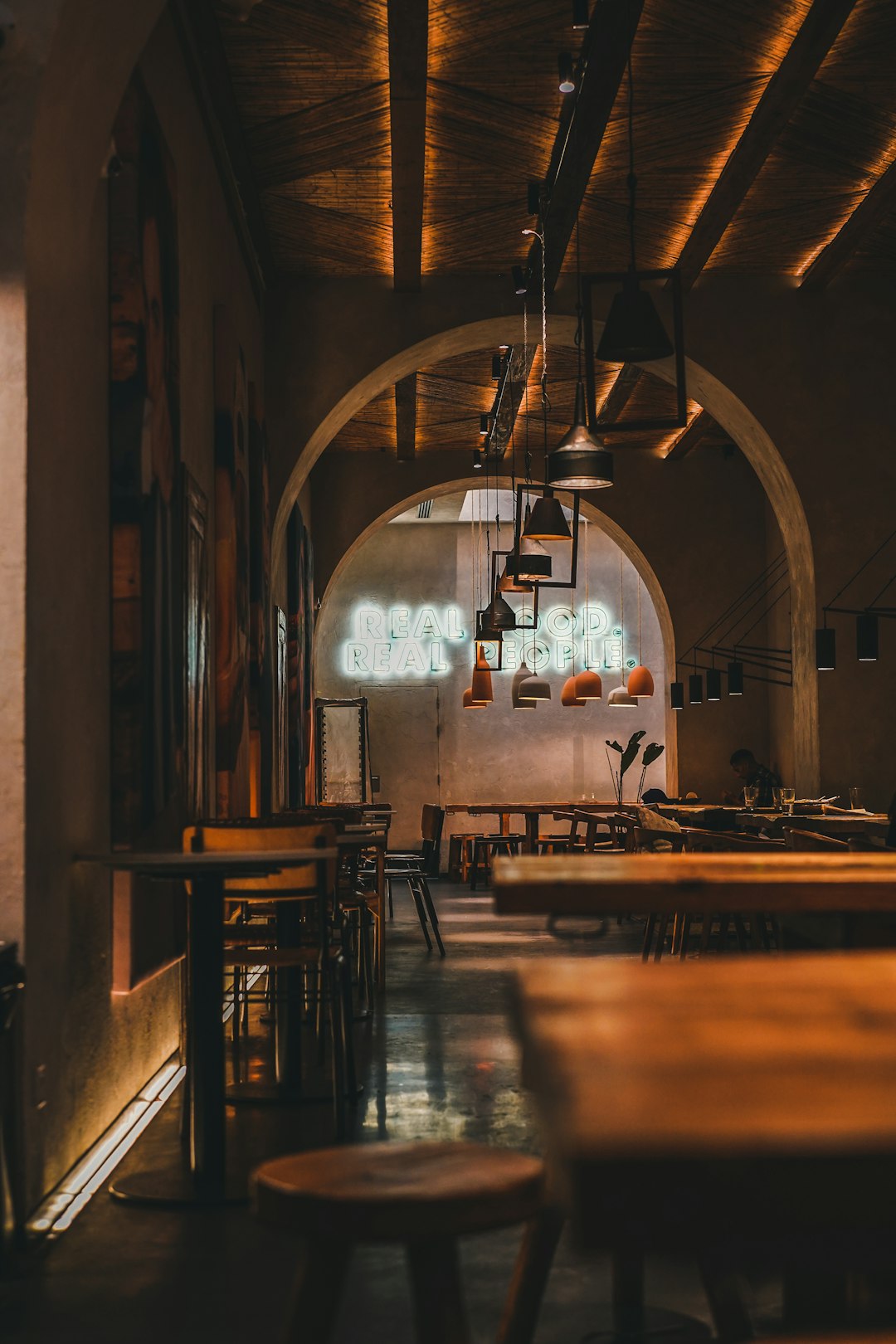 a-large-room-with-tables-and-chairs-qusxd31z0g4